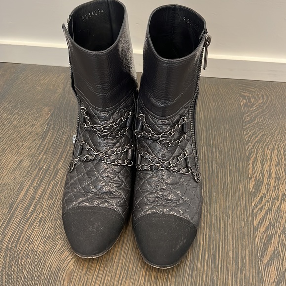 Chanel flat blk chain boot - Picture 2 of 4